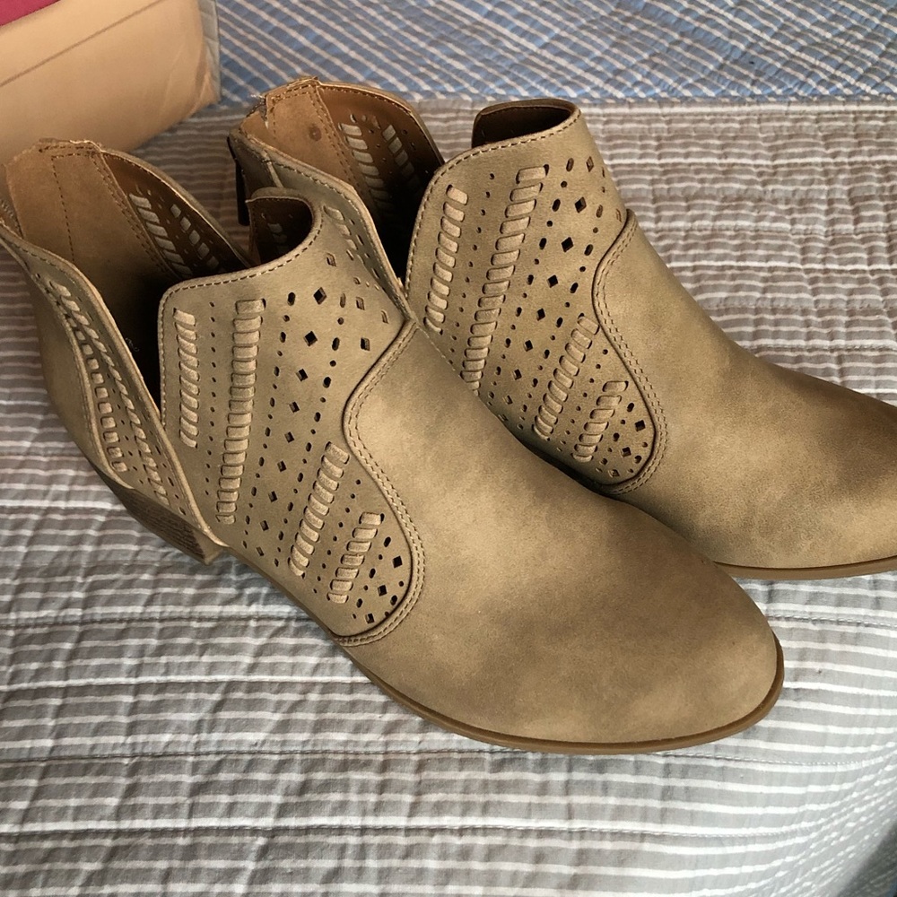 Brand new 7.5 ankle boot